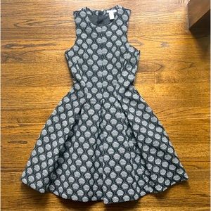 H&M Gorgeous black & white sleeveless full skirt fun dress! Size 2
